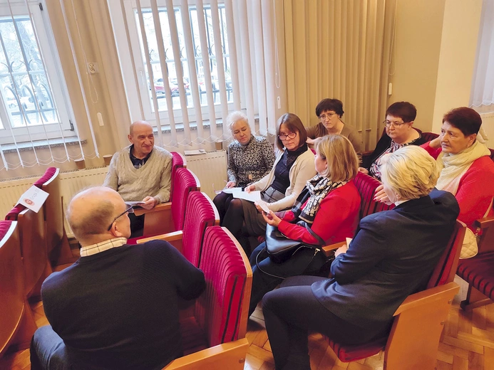 Jedni słuchają drugich – to dobry sposób na pracę we wspólnotach w parafii.