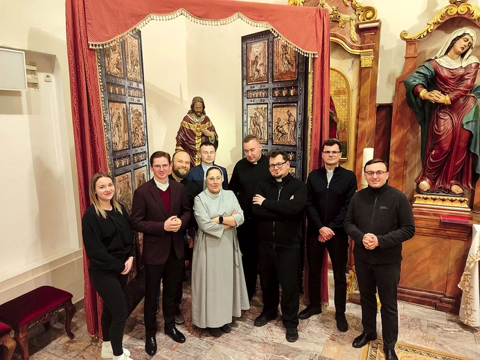 Kopia Drzwi Świętych z Watykanu koresponduje z planami na tegoroczną wędrówkę do Częstochowy. 