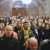 Uczestnicy podczas Mszy św. w katedrze.