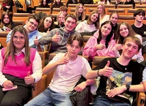 – Rozmawiamy, bawimy się i uwielbiamy Boga – opisują spotkania młodzi.