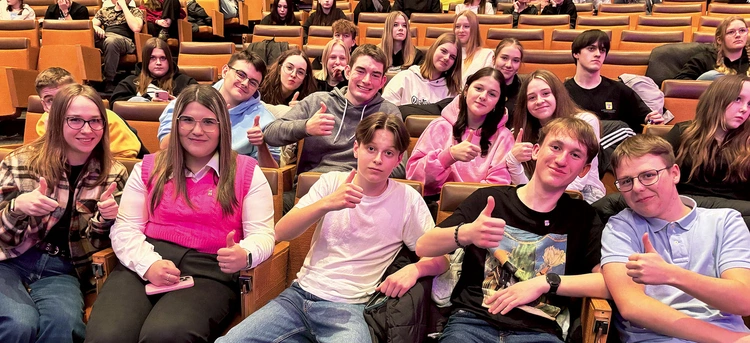 – Rozmawiamy, bawimy się i uwielbiamy Boga – opisują spotkania młodzi.