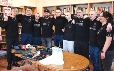 Ekipa Poprawnych Barberów, po lewej Kevin. 