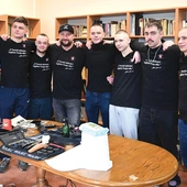 Ekipa Poprawnych Barberów, po lewej Kevin. 