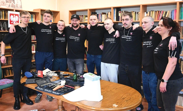 Ekipa Poprawnych Barberów, po lewej Kevin. 