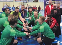 Drużyna diecezji kieleckiej podnosi puchar zwycięstwa.