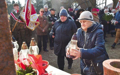 Przedstawiciele 10 rodzin bohaterów niezłomnych złożyli kwiaty i zapalili znicze przy pomniku, który dla wielu jest symbolicznym grobem ich bliskich.
