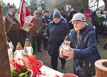 Przedstawiciele 10 rodzin bohaterów niezłomnych złożyli kwiaty i zapalili znicze przy pomniku, który dla wielu jest symbolicznym grobem ich bliskich.