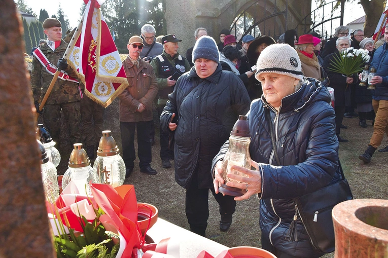 Przedstawiciele 10 rodzin bohaterów niezłomnych złożyli kwiaty i zapalili znicze przy pomniku, który dla wielu jest symbolicznym grobem ich bliskich.