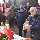 Przedstawiciele 10 rodzin bohaterów niezłomnych złożyli kwiaty i zapalili znicze przy pomniku, który dla wielu jest symbolicznym grobem ich bliskich.