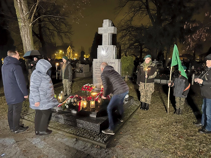 Składanie kwiatów na grobie Tadeusza Gajdy.