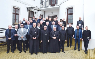 Uczestnicy narady przed siedzibą Centrum „Arka” przy ulicy Kelles-Krauza.