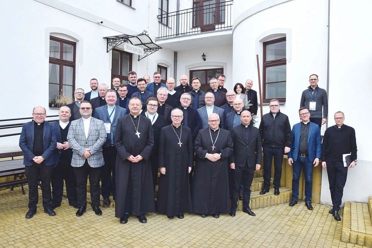 Uczestnicy narady przed siedzibą Centrum „Arka” przy ulicy Kelles-Krauza.