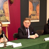 Do zwiedzenia ekspozycji zachęcają (od lewej) Katarzyna Jendrzejczyk, Leszek Ruszczyk i Ilona Pulnar-Duszyk.