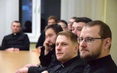 Kapłani wysłuchali wykładu M. Przybysz w auli bp. P. Gołębiowskiego.