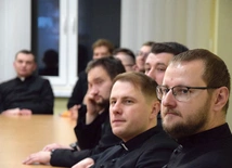 Kapłani wysłuchali wykładu M. Przybysz w auli bp. P. Gołębiowskiego.