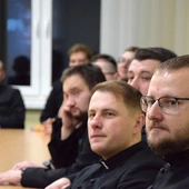 Kapłani wysłuchali wykładu M. Przybysz w auli bp. P. Gołębiowskiego.