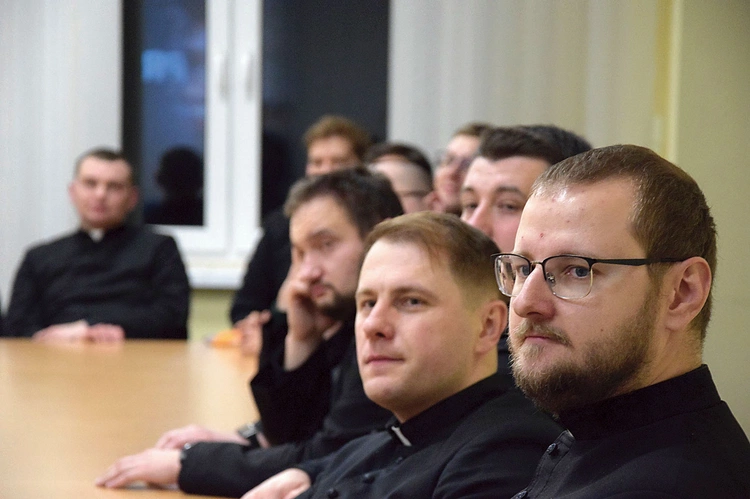 Kapłani wysłuchali wykładu M. Przybysz w auli bp. P. Gołębiowskiego.