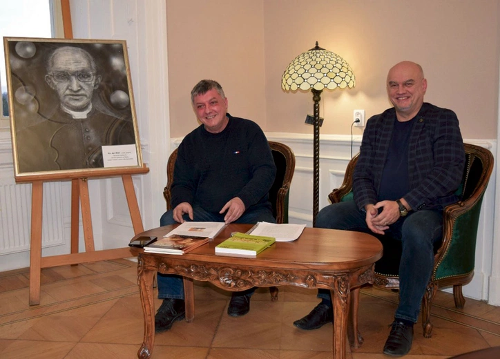 Spotkanie z Januszem Głodem (po lewej) poprowadził Jarosław Kresa.