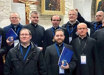 Do stowarzyszenia przystąpiło ośmiu księży z Polski, w tym ks. P. Pojasek z diecezji świdnickiej (drugi z prawej, drugi rząd).