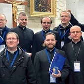 Do stowarzyszenia przystąpiło ośmiu księży z Polski, w tym ks. P. Pojasek z diecezji świdnickiej (drugi z prawej, drugi rząd).