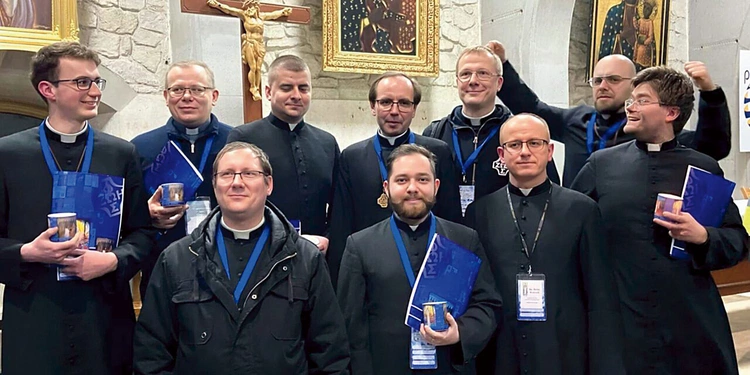 Do stowarzyszenia przystąpiło ośmiu księży z Polski, w tym ks. P. Pojasek z diecezji świdnickiej (drugi z prawej, drugi rząd).