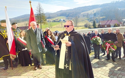 Modlitwa przy kaplicy Boguszów. Ks. Antoni Lelito, z lewej Stanisław Wójciak.