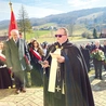 Modlitwa przy kaplicy Boguszów. Ks. Antoni Lelito, z lewej Stanisław Wójciak.