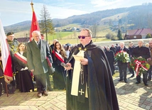 Modlitwa przy kaplicy Boguszów. Ks. Antoni Lelito, z lewej Stanisław Wójciak.