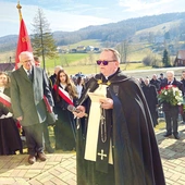 Modlitwa przy kaplicy Boguszów. Ks. Antoni Lelito, z lewej Stanisław Wójciak.