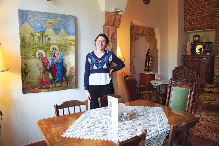 Ewa Szozda pokazuje miejsce seansów.
