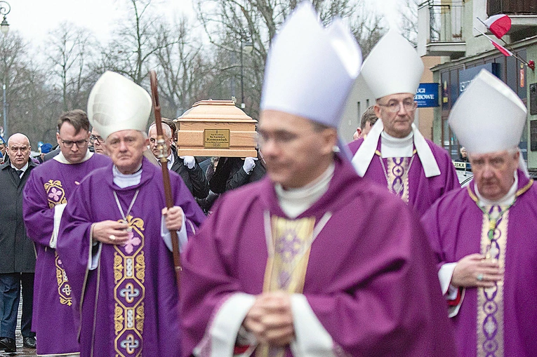 Zmarłego żegnali liczni biskupi i kapłani, z których wielu było jego wychowankami i studentami.