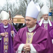 Zmarłego żegnali liczni biskupi i kapłani, z których wielu było jego wychowankami i studentami.