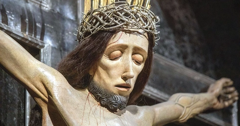 Od pięciu wieków Jezus przybity do krzyża dzieli los mieszkańców tego miasta.