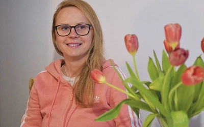 Magdalena Słomkowska pochodzi z m. jany (parafia pw. Wniebowzięcia NMP w Przytoku). Ukończyła prawo na Uniwersytecie im. Adama Mickiewicza w Poznaniu. Aktualnie wstrzymała pracę zawodową ze względu na wyjazd.