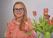 Magdalena Słomkowska pochodzi z m. jany (parafia pw. Wniebowzięcia NMP w Przytoku). Ukończyła prawo na Uniwersytecie im. Adama Mickiewicza w Poznaniu. Aktualnie wstrzymała pracę zawodową ze względu na wyjazd.