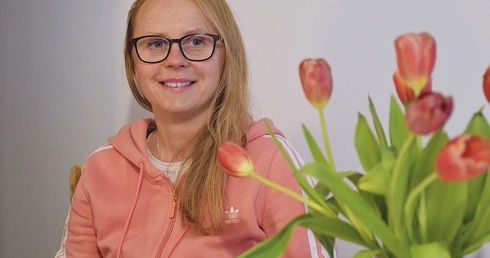 Magdalena Słomkowska pochodzi z m. jany (parafia pw. Wniebowzięcia NMP w Przytoku). Ukończyła prawo na Uniwersytecie im. Adama Mickiewicza w Poznaniu. Aktualnie wstrzymała pracę zawodową ze względu na wyjazd.