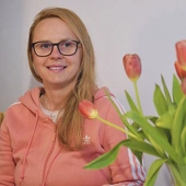 Magdalena Słomkowska pochodzi z m. jany (parafia pw. Wniebowzięcia NMP w Przytoku). Ukończyła prawo na Uniwersytecie im. Adama Mickiewicza w Poznaniu. Aktualnie wstrzymała pracę zawodową ze względu na wyjazd.