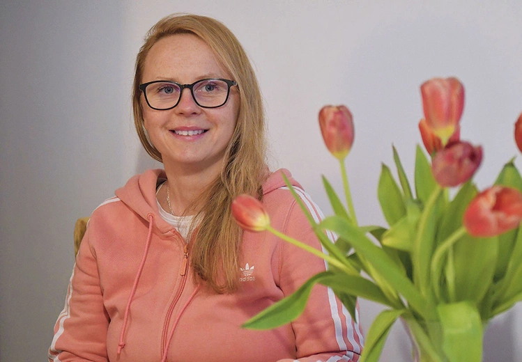 Magdalena Słomkowska pochodzi z m. jany (parafia pw. Wniebowzięcia NMP w Przytoku). Ukończyła prawo na Uniwersytecie im. Adama Mickiewicza w Poznaniu. Aktualnie wstrzymała pracę zawodową ze względu na wyjazd.