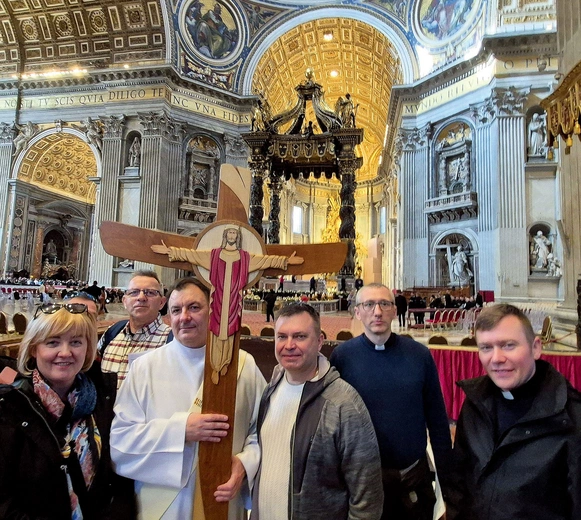 W pielgrzymce wziął udział m.in. ks. Wojciech Oleśków (pierwszy z prawej), dyrektor Diecezjalnego Ośrodka Formacji Diakonów Stałych w Zielonej Górze, i ks. Tadeusz Kuźmicki, ojciec duchowny diecezjalnego seminarium. 