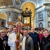 W pielgrzymce wziął udział m.in. ks. Wojciech Oleśków (pierwszy z prawej), dyrektor Diecezjalnego Ośrodka Formacji Diakonów Stałych w Zielonej Górze, i ks. Tadeusz Kuźmicki, ojciec duchowny diecezjalnego seminarium. 