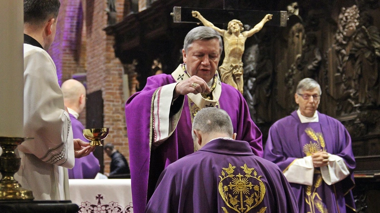 Abp Kupny: Posypując głowy popiołem, uznajemy naszą grzeszność, z nadzieją oczekując zmiłowania i przebaczenia