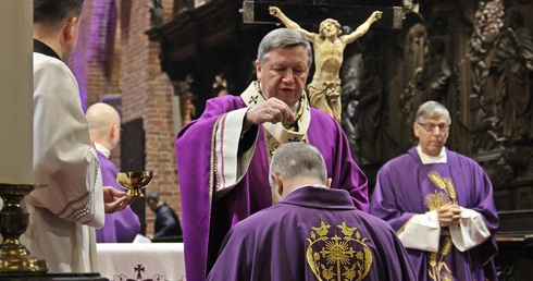 Abp Kupny: Posypując głowy popiołem, uznajemy naszą grzeszność, z nadzieją oczekując zmiłowania i przebaczenia