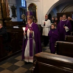 Liturgia stacyjna w Opolu. Procesja do kościoła "na Górce"