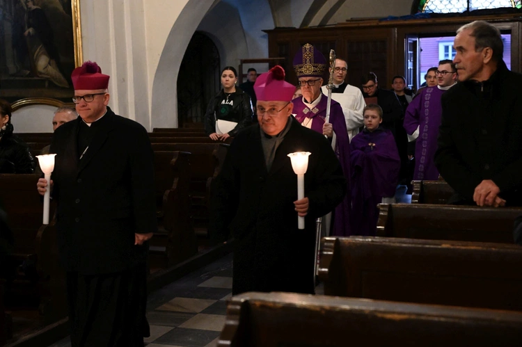 Liturgia stacyjna w Opolu. Procesja do kościoła "na Górce"