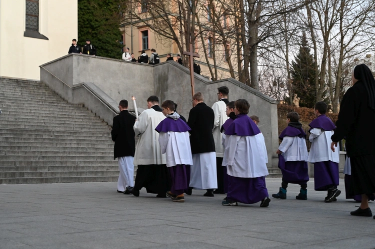 Liturgia stacyjna w Opolu. Procesja do kościoła "na Górce"