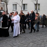 Liturgia stacyjna w Opolu. Procesja do kościoła "na Górce"