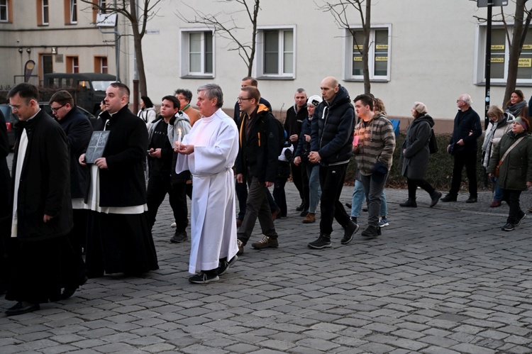 Liturgia stacyjna w Opolu. Procesja do kościoła "na Górce"