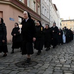 Liturgia stacyjna w Opolu. Procesja do kościoła "na Górce"