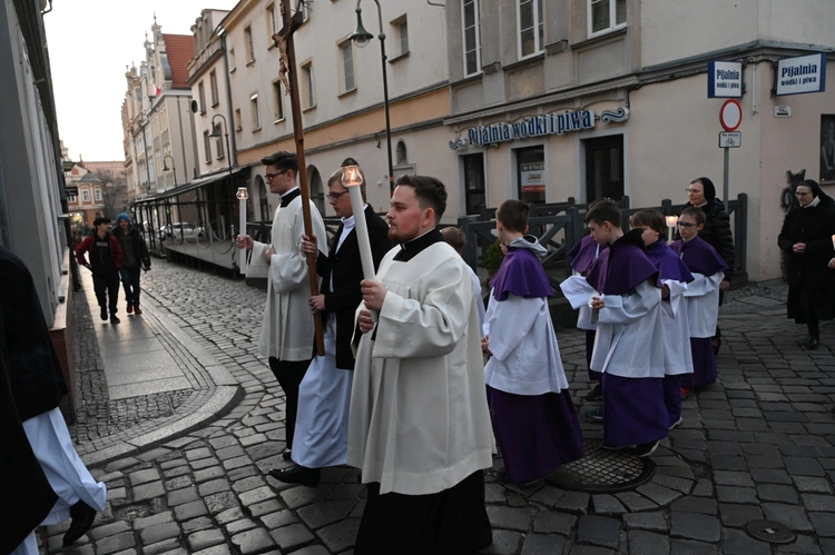 Liturgia stacyjna w Opolu. Procesja do kościoła "na Górce"