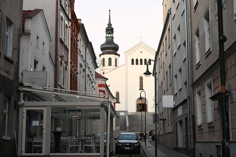 Liturgia stacyjna w Opolu. Procesja do kościoła "na Górce"